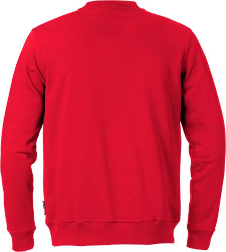 Das Bild zeigt die Rückansicht einer Person, die einen einfarbigen roten Pullover vor einem schwarzen Hintergrund trägt.