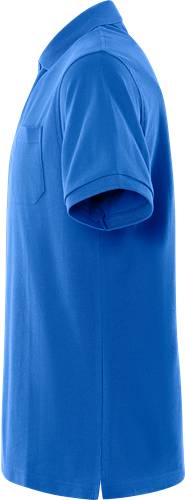 Eine Nahaufnahme eines blauen Ärmels eines kurzärmeligen Hemdes und einer teilweisen Ansicht einer Hemdbrusttasche, die den Stoff und die Naht des Kleidungsstücks hervorhebt.