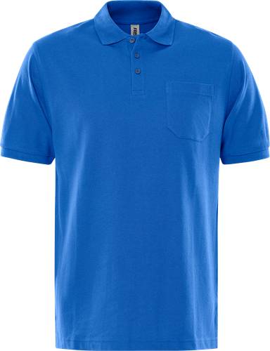 Ein schlichtes blaues Poloshirt mit Kragen und Brusttasche vor einem schwarzen Hintergrund.