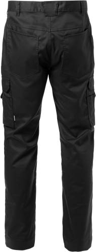 Schwarze Cargohose mit mehreren Taschen, von vorne betrachtet.