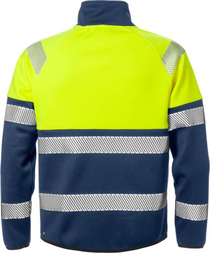 Eine Person trägt eine Warnweste mit Reflektorstreifen und steht mit dem Rücken zur Kamera, wobei die leuchtend gelben und navy-blauen Farben deutlich zu sehen sind.