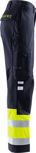 Nahaufnahme eines dunklen Stoffs mit Utility-Taschen und reflektierenden Streifen.