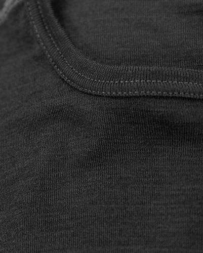 Nahaufnahme eines schwarzen Stoffes mit sichtbaren Nähten am Rand, die Textur und Details des Materials hervorheben.