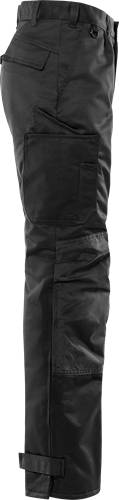 Ein Nahaufnahme-Bild von dunkelgefärbten Utility-Hosen mit mehreren Taschen, die den robusten Stoff und die Nähte im Detail hervorhebt.