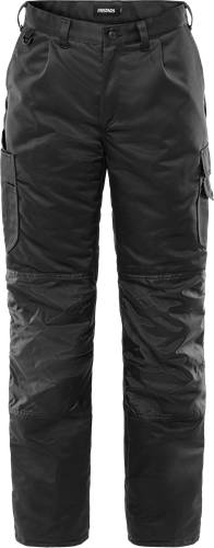 Eine Nahaufnahme von schwarzen Cargo-Hosen, die den Knie- und Oberschenkelbereich mit verstärkten Nähten und mehreren sichtbaren Taschen zeigt.