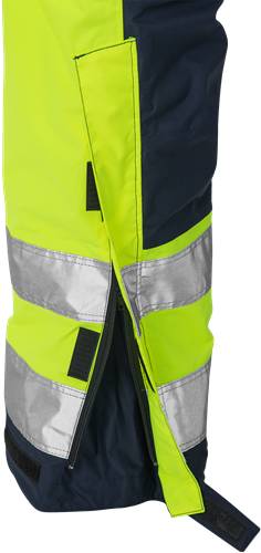 Detailaufnahme einer leuchtend gelben Warnschutzweste mit reflektierenden Streifen und einem teilweise geöffneten schwarzen Reißverschluss vor schwarzem Hintergrund.