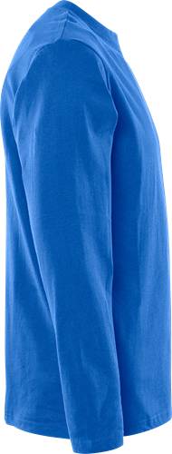 Nahaufnahme eines blauen Stoffes mit vertikalen Falten und Schatten.