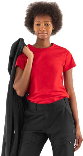 Eine Person, die ein rotes T-Shirt trägt und eine schwarze Jacke über der Schulter hält.