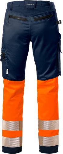 Hose mit einem marineblau-farbenen Oberteil und orangefarbenen Unterschenkeln, einer seitlichen Tasche und einer Schlaufe am linken Oberschenkel.