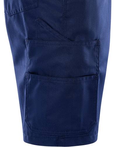 Nahaufnahme einer blauen Tasche an einer marineblau-farbenen Arbeitshose, die die Naht und Gewebestruktur zeigt.