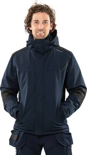 Ein Mann in einer marine- und schwarzen Winterjacke steht mit Händen in den Taschen. Die Jacke hat einen hohen Kragen und der Markenname ist sichtbar.