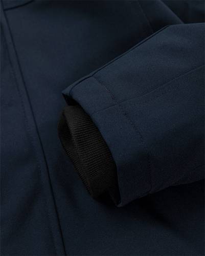 Eine Nahaufnahme eines Ärmels eines marineblau-farbenen Mantels mit einem schwarzen Bündchen, die die Textur und Stichelemente zeigt und Wärme und Stil andeutet.