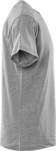 Eine Nahaufnahme eines grauen kurzärmeligen T-Shirts, das auf einem Kleiderbügel hängt und die Gewebetextur und Ärmellinie präsentiert.