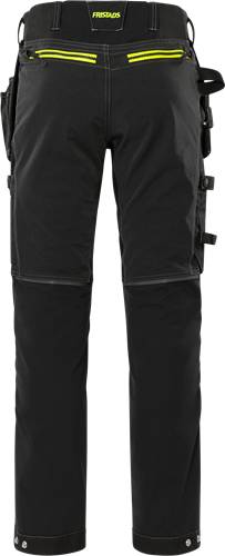 Eine Person, die eine schwarze Hose mit verstellbaren Trägern an den Seiten trägt.