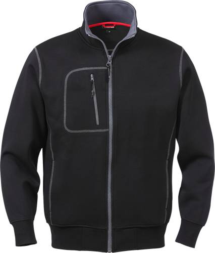 Eine schwarze Zip-Jacke mit hohem Kragen, ausgestattet mit einer Reißverschlusstasche auf Brusthöhe und grauer Fütterung. Die Jacke scheint aus Fleecematerial gefertigt zu sein.