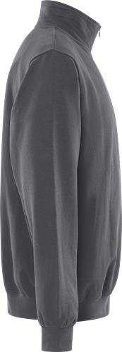 Eine Nahaufnahme eines grauen Stoffes mit weichen, fließenden Falten, die seine Textur und seinen Fall zur Geltung bringt.