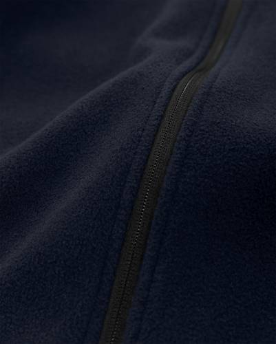 Nahaufnahme einer marineblau-farbenen Fleecejacke mit Fokus auf einem zentralen Reißverschluss.