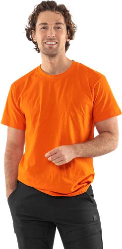 Person mit orangefarbenem T-Shirt vor einem schwarzen Hintergrund, ohne sichtbare Gesichtszüge.