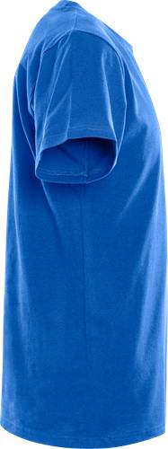 Ein blaues T-Shirt mit sichtbarem Ärmel, vor einem schwarzen Hintergrund.