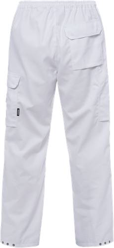 Weiße Cargohose mit mehreren Taschen, einschließlich Klappentaschen an jeder Seite.