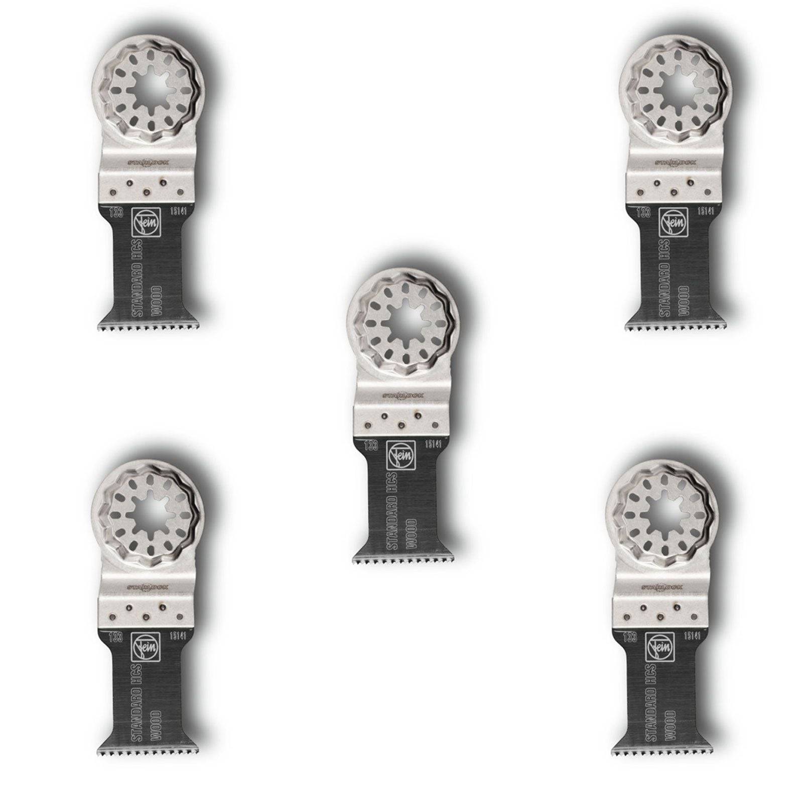 Fünf identische oszillierende Werkzeugklingen, symmetrisch auf einem weißen Hintergrund angeordnet, jede mit einer Metallschneide und einem charakteristischen zahnradartigen Design.
