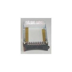 Ein kleiner elektronischer Stecker mit metallischen Stiften und einer Schiene, vor einem neutralen Hintergrund angeordnet, wird zum Verbinden von Komponenten verwendet.