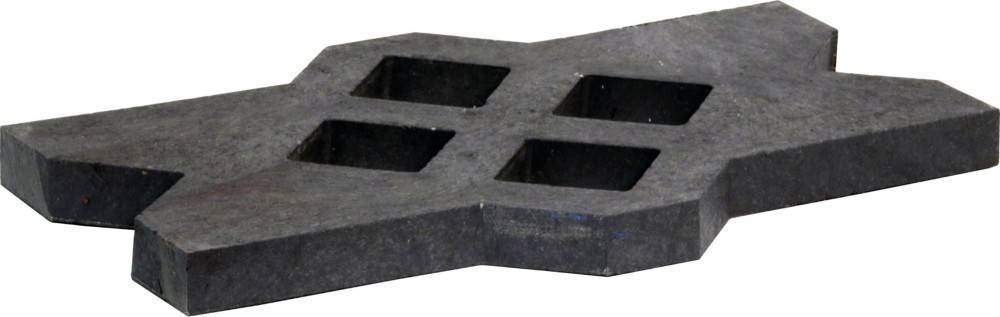 Eine Nahaufnahme eines schwarzen Metallgegenstands mit vier quadratischen Aussparungen, wahrscheinlich eine Komponente oder ein Werkzeug, vor einem schlichten Hintergrund.