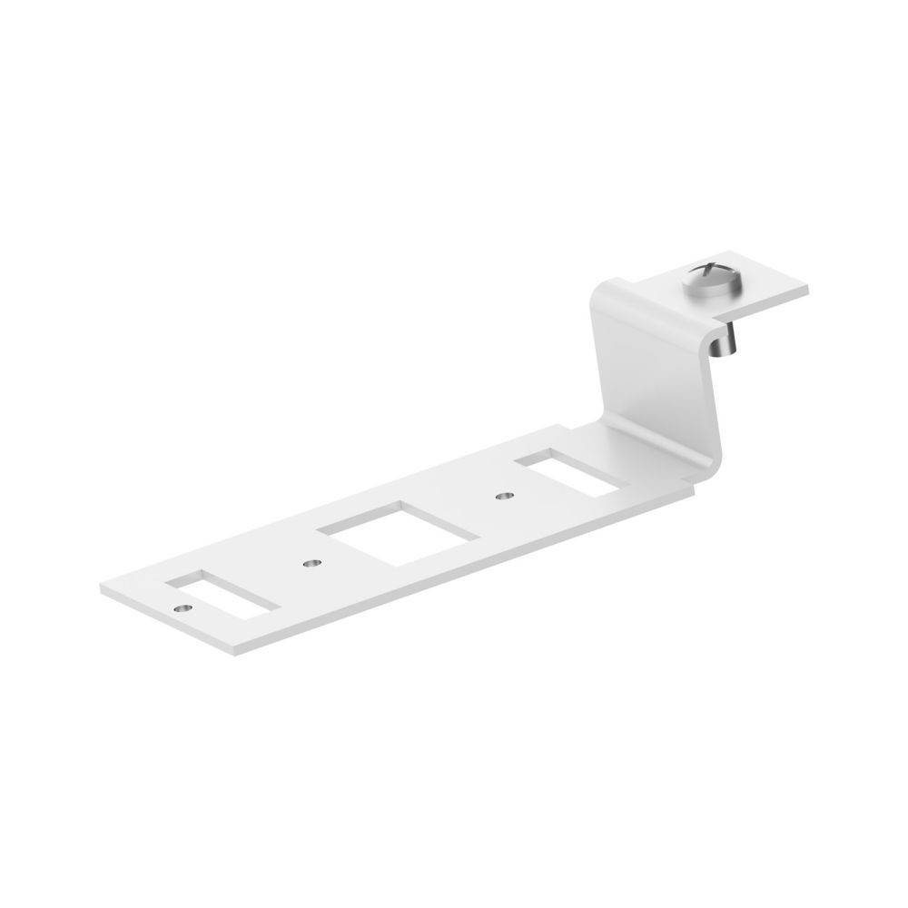 Eine weiße Metallhalterung mit drei rechteckigen Ausschnitten und einem abgewinkelten Ende, das eine runde Schraube zur Befestigung aufweist.