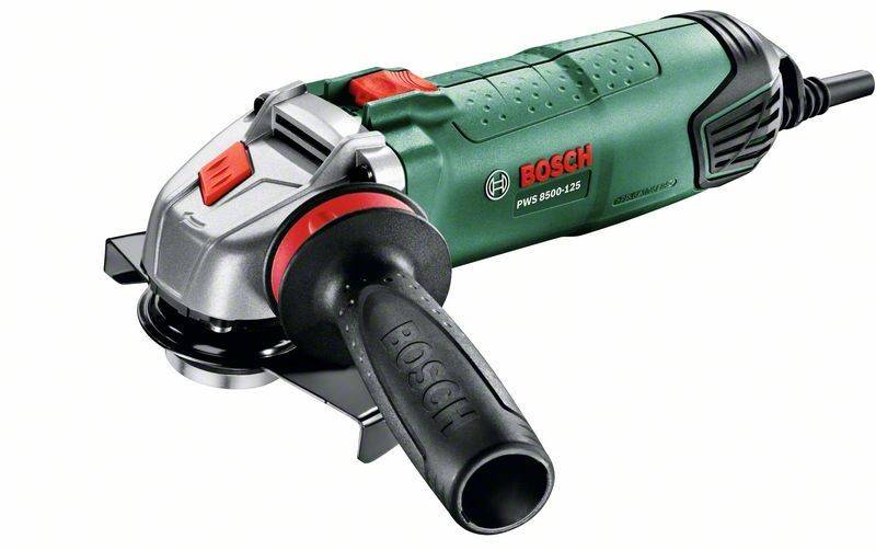 Ein grüner Bosch-Winkelschleifer mit schwarzem Griff und rotem Schalter, Modellnummer PWS 8500-125, entwickelt für Schneid- und Schleifarbeiten.