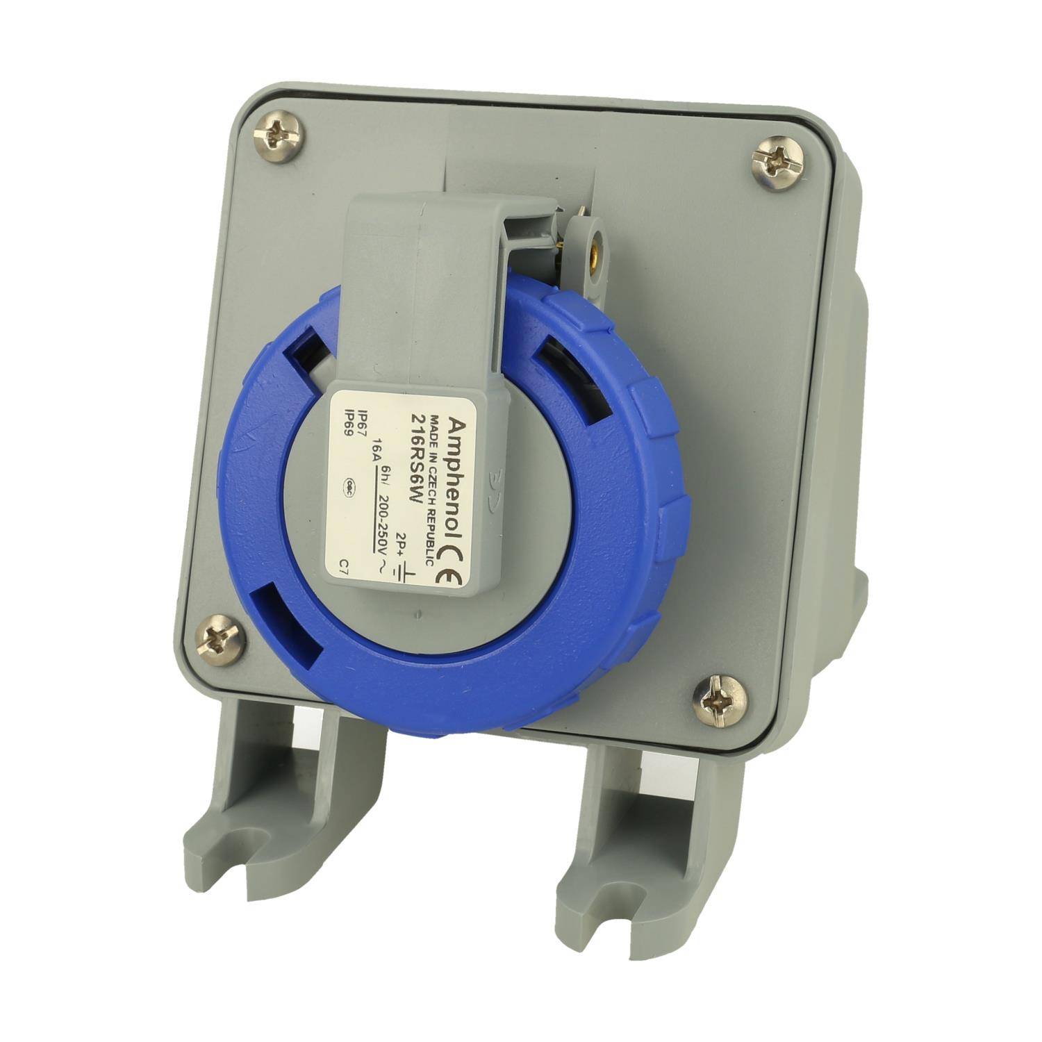Eine graue und blaue industrielle Steckdose mit Befestigungsbügeln, beschriftet mit 'Amphenol' und '230V 16A IP67', die wasserdichte und staubdichte Eigenschaften anzeigt.
