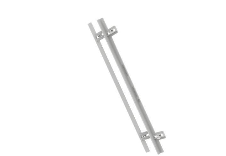 Minimalistischer silberner Metallgriff, der diagonal auf weißem Hintergrund gezeigt wird.