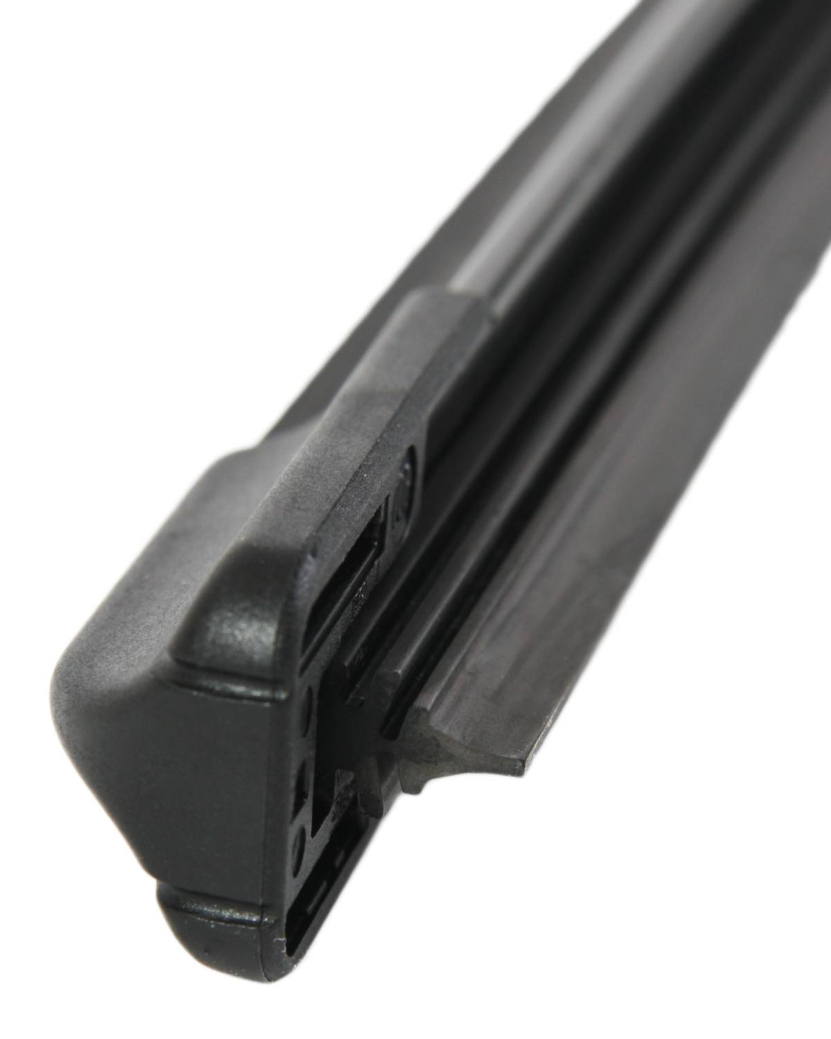 Nahaufnahme einer Scheibenwischerklinge mit Fokus auf die Befestigungshardware und die Gummiwischerkante.