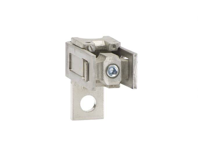 Ein silberner metallischer Klemmblock-Verbinder mit einem Schraubenbefestiger, einem quadratischen Zentralbereich und einem Loch am Boden für Kabelanschlüsse.