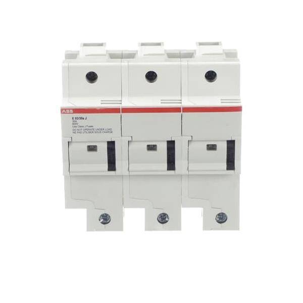 Ein weißer elektrischer Sicherungsautomat mit drei Schaltern, der zur Steuerung der Stromversorgung in elektrischen Schaltkreisen verwendet wird.