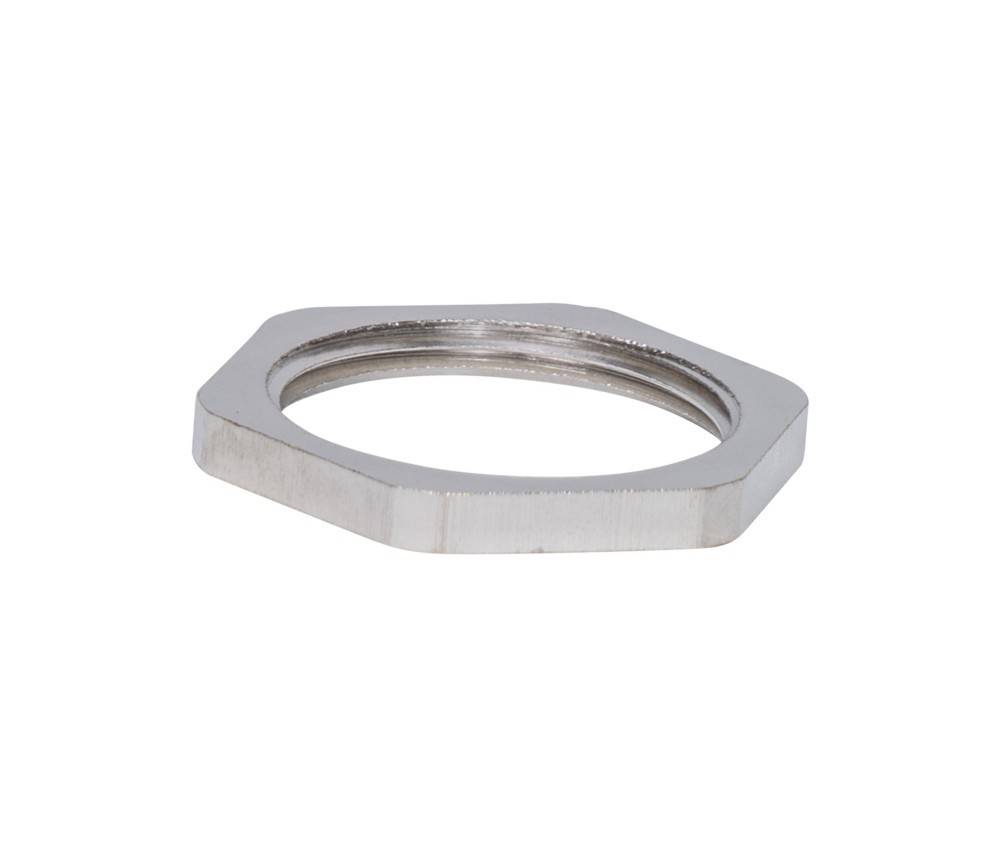 Eine sechseckige Metallmutter liegt auf einem einfarbigen Hintergrund und wird aus einem Winkel gezeigt, um ihre glatte Oberfläche und den gewindeten inneren Rand zu präsentieren.