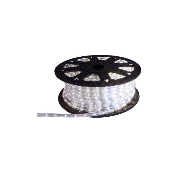 Eine Spule weißer LED-Lichtstreifen, ordentlich aufgerollt, mit einem ausgestreckten Abschnitt des Streifens, der sichtbar ist, vor einem weißen Hintergrund.