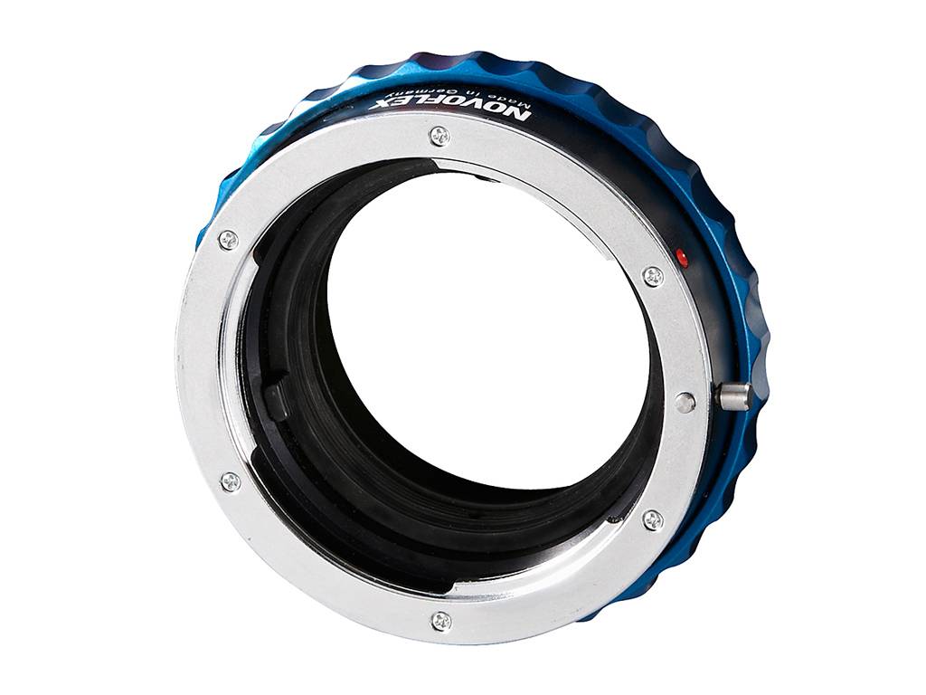Kameraobjektivanschluss-Adapterring mit blauem äußerem Rand und silbernem Gehäuse auf weißem Hintergrund.