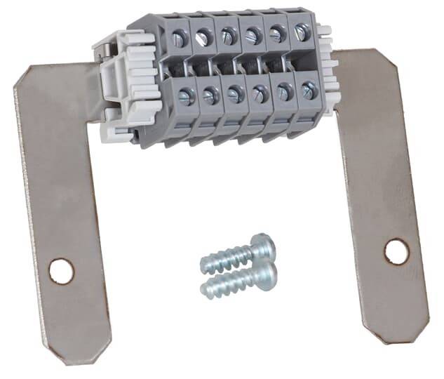 Ein grauer Klemmenblock mit sechs Schraubenklemmen, montiert auf einer Metallhalterung, neben zwei losen Schrauben.