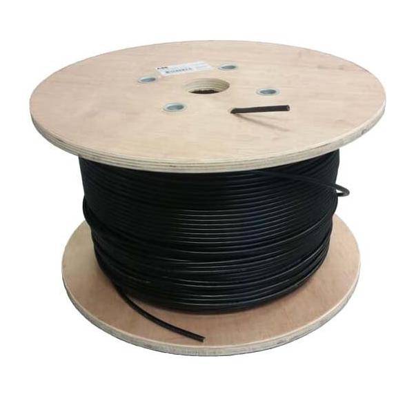 Eine große hölzerne Spule, auf der schwarzes Elektrokabel gewickelt ist. Auf der Oberseite ist ein Etikett angebracht, dessen Details jedoch nicht erkennbar sind.