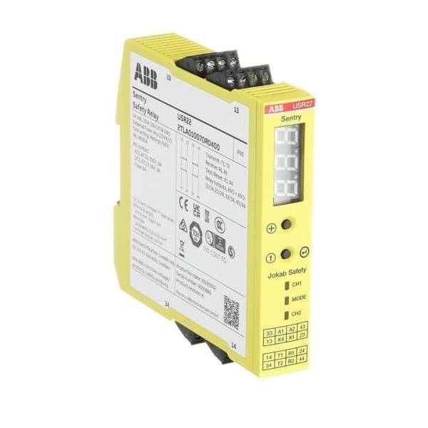 Gelbes ABB Sentry Sicherheitsrelaismodul mit LED-Display und Klemmleisten auf weißem Hintergrund.