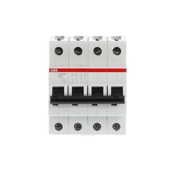 Ein vierpoliger Leistungsschalter, Modell von ABB, entwickelt für elektrische Sicherheit. Weißes Gehäuse mit schwarzen Schaltern und roten Details auf der Oberseite.