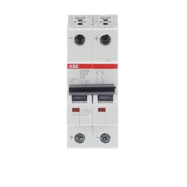 Ein Sicherungsautomat mit Doppelschaltern, mit dem Etikett 'ABB', der eine elektrische Spezifikation von 25A, 230V anzeigt.