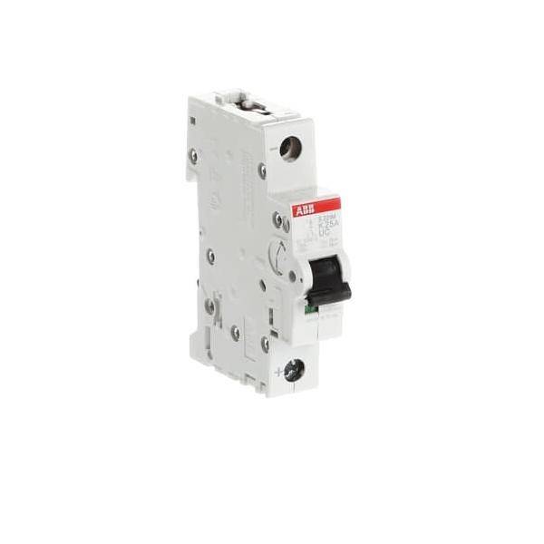 Ein weißer Sicherungsautomat mit einem schwarzen Schalter und rotem Etikett, der elektrische Spezifikationen zeigt, vor einem einfarbigen Hintergrund.