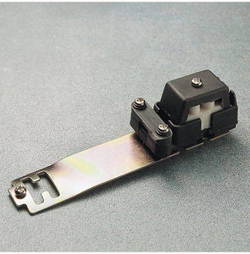 Eine Nahaufnahme eines Kippschalters, der auf einem Metallhalter montiert ist und für elektrische oder mechanische Betriebe verwendet wird.