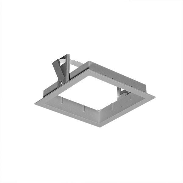 Eine quadratische Einbau-Leuchte mit modernem, minimalistischem Design, ausgestattet mit einem Metallrahmen und verstellbaren Montageclips.