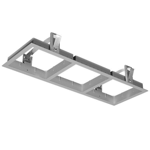 Ein Metallmontageanschluss mit drei quadratischen Öffnungen, der für eingelassene Deckenleuchten verwendet wird und Befestigungsclips zur Installation zeigt.