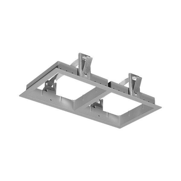 Eine Deckeneinbauleuchte aus Metall mit zwei rechteckigen Öffnungen, konzipiert für die Installation in Decken.