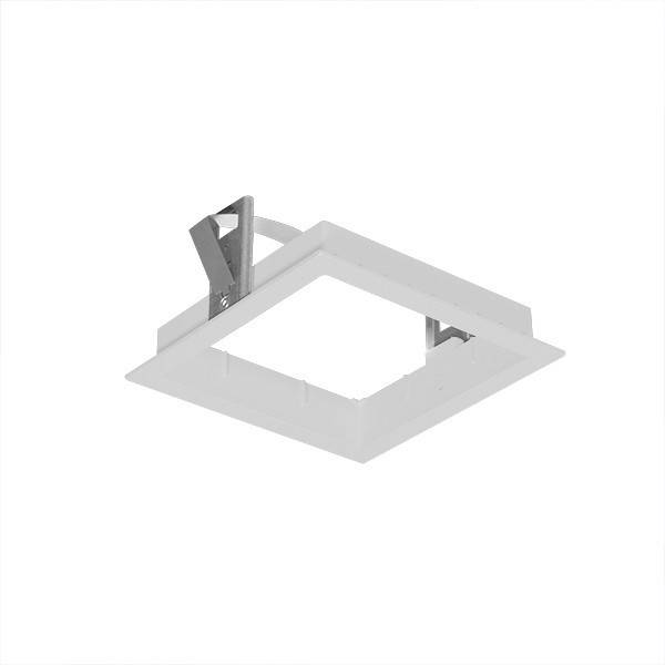 Ein quadratischer weißer Einbau-Deckenleuchtenrahmen mit Metallklammern, zur Installation vorgesehen, auf einem schlichten weißen Hintergrund.