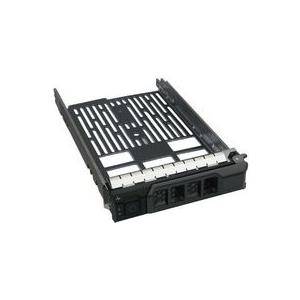 Ein schwarzes Server-Festplattenlaufwerk mit schlitzförmigem Design und einer Verriegelung an der Vorderseite, das zum Einbau von Laufwerken in einem Server oder Speicher-Array verwendet wird.