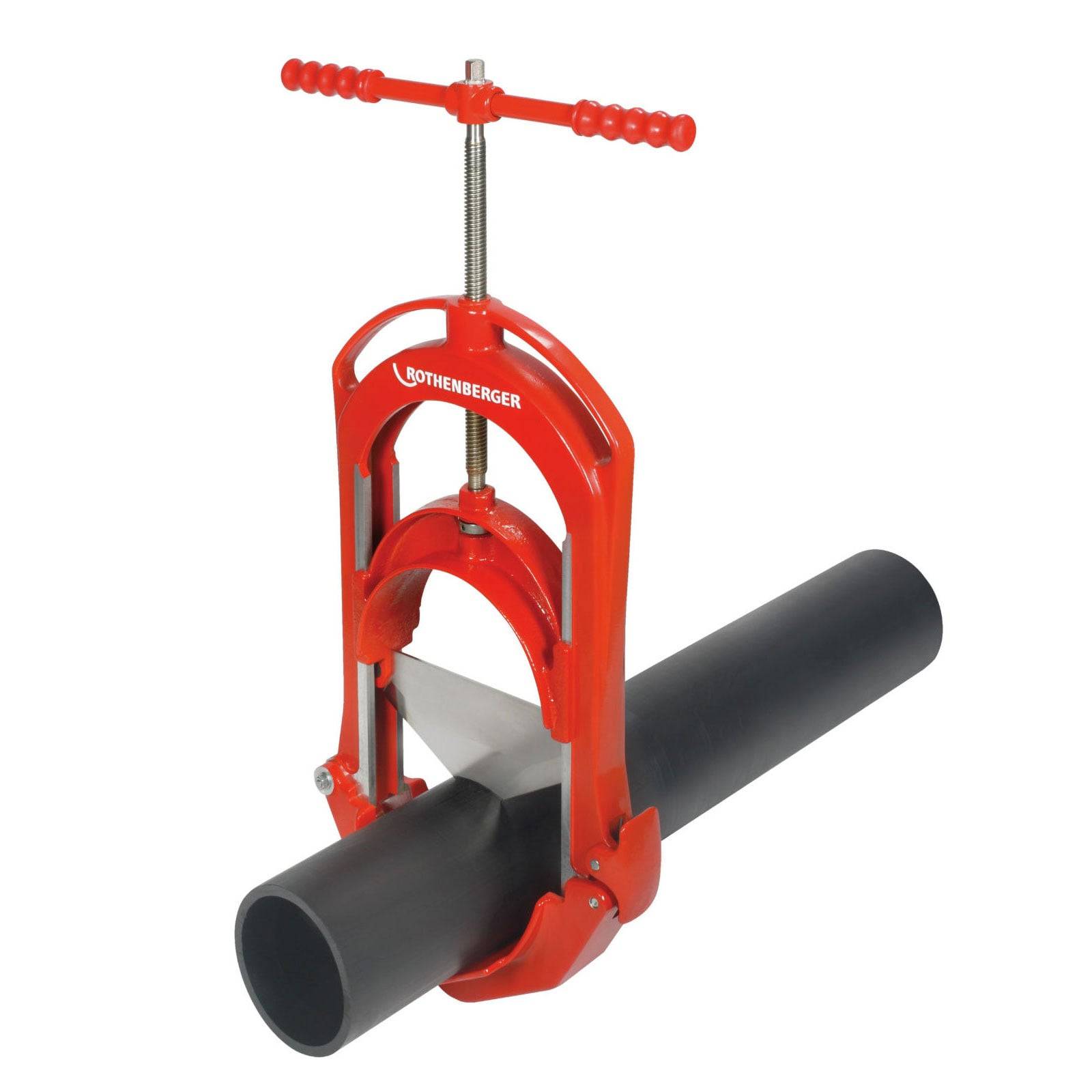 Rohrschneider mit rotem Griff, der durch ein großes schwarzes Rohr schneidet und das industrielle Design und die Funktionalität des Werkzeugs veranschaulicht.